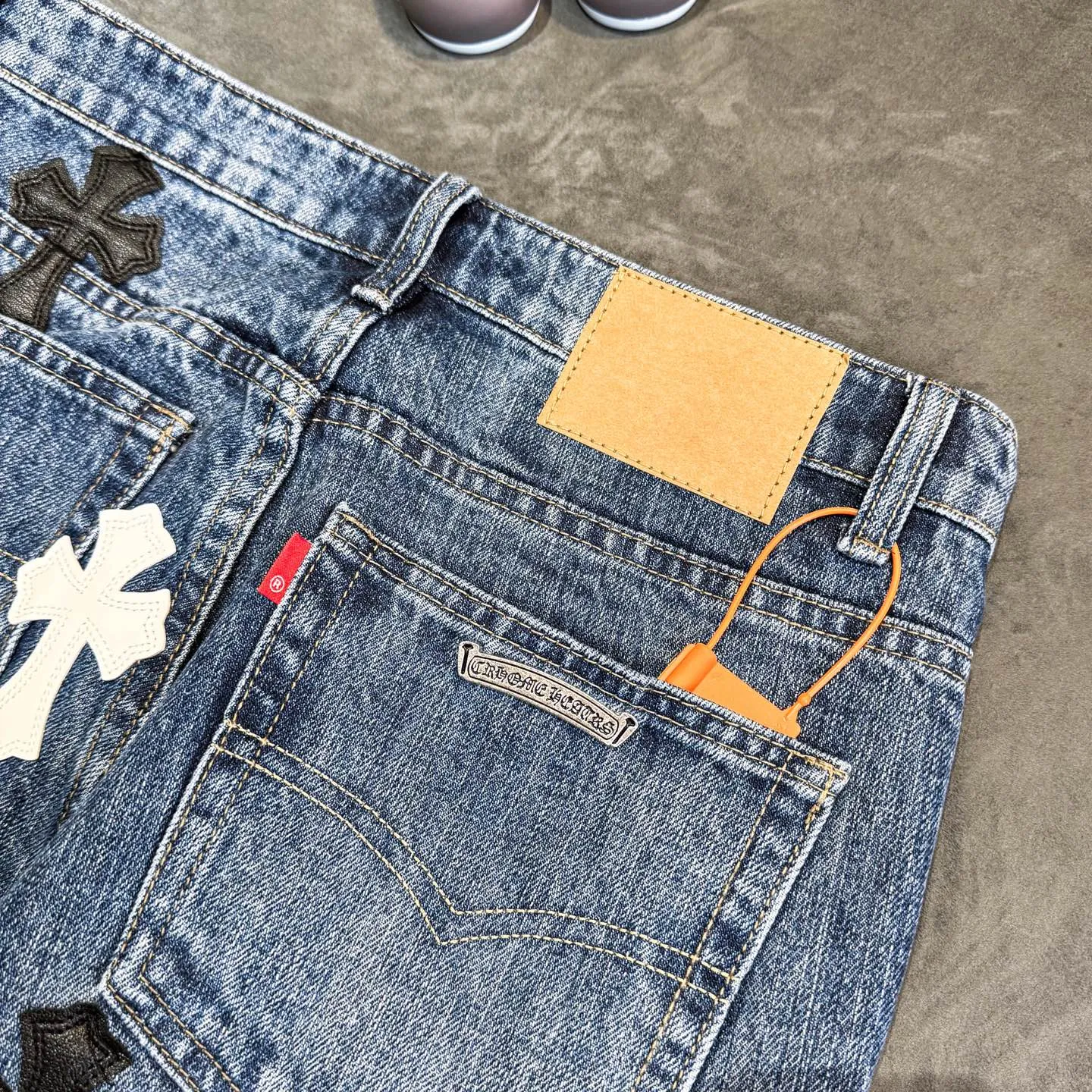 P270 ChromeHearts Chrome washed blue black and white leather straight pants, ceiling-level jeans, a pair is hard to find at the counter‼ ️About Zangyin✅This is an extremely luxurious fashion brand that can also be called the aristocracy of the high street. It has always been an exclusive brand for some hipsters or rich second generations. The color of this model is already very eye-catching by using a unique washed material. It is decorated with pink patch cross flowers, which cleverly highlights the charm of the brand. Secondly, this model adopts a classic high-waist cut design, which highlights the long legs and fashionable temperament of the upper body. The brand is highly recognizable and the slim-fitting configuration is more suitable for daily wear. The personality will be fashionable and the specifications can be seen at a glance. Materials and technology ✅ Needless to say, this point goes without saying. As an excellent craftsman brand, Zangyin's requirements for details and craftsmanship are really perfect. The washed color of this model has gone through a lot of processes, not to mention the embellishment of the denim appliqués. It is also purely handmade and sewn. Just like what they believe in, only handmade things have soul and have the meaning of wearing. A top-notch heavy-duty fashionable denim item, recommended by both hands‼ ️ Size: 28, 30, 32, 34, 36 (S-XXL) Color: blue Size reference: Pants length 100 102 104 106 106 Waist 72 76 80 84 88 Recommended weight S (about 110 pounds) M (about 120 pounds) L (about 140 pounds) XL (about 165) XXL (about 185)